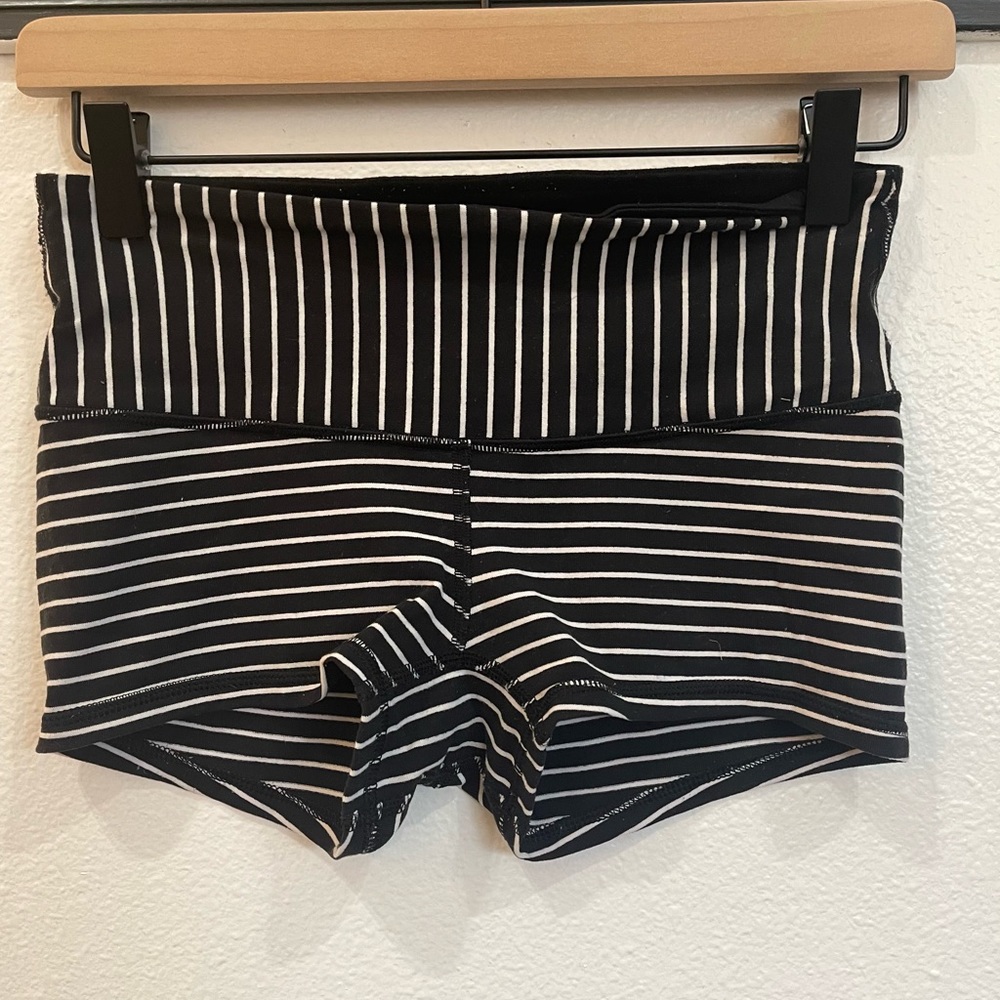 Lululemon mid rise short shorts